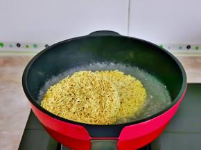 锅中加入水烧开，下两块方便面。