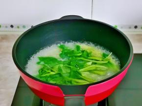 用煮面的水把青菜烫一下，烧开下青菜，30秒捞出过冷水。