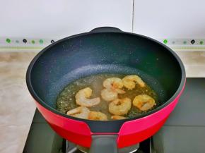 起油锅，加入腌制好的虾仁煸炒。