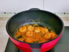 再加入调好的咸蛋黄调味料翻炒。