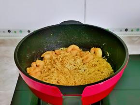 加入煮好的方便面。