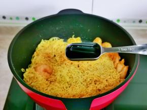 加入一勺生抽，用筷子翻炒均匀。