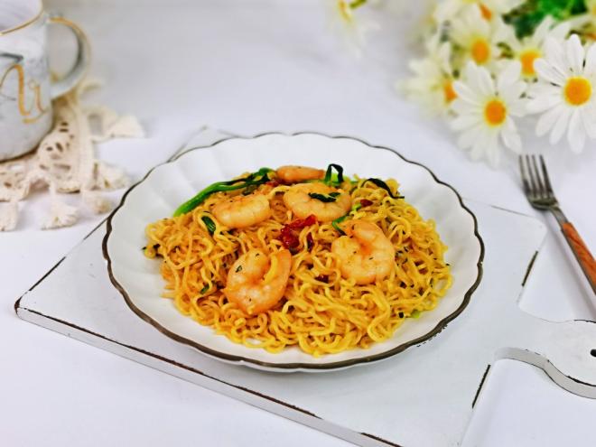 咸蛋黄虾仁炒方便面