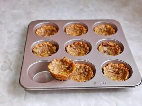 戴上隔热手套取出模具，凉一会取出燕麦杯。