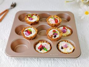 每个燕麦杯中盛2小勺酸奶，再装饰上燕麦酸奶豪享，薄荷叶。