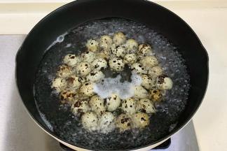 把鹌鹑蛋放入锅中煮8分钟，煮好之后捞出放冷水中。