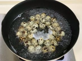 把鹌鹑蛋放入锅中煮8分钟，煮好之后捞出放冷水中。