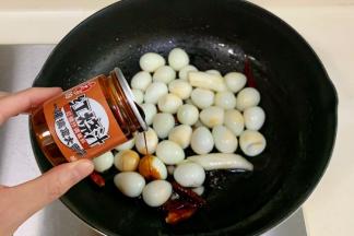 把鹌鹑蛋放入锅中，倒入一罐红烧汁。