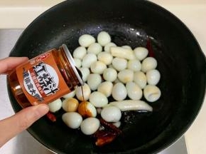 把鹌鹑蛋放入锅中，倒入一罐红烧汁。