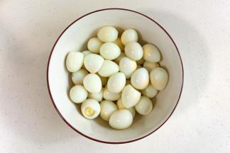 剥去鹌鹑蛋的壳，用刀在鹌鹑蛋上划3个口子，便于入味。