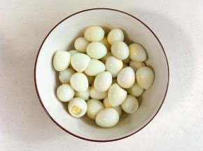 剥去鹌鹑蛋的壳，用刀在鹌鹑蛋上划3个口子，便于入味。