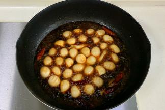 继续倒入一大碗清水煮开，转小火慢煮约20分钟。