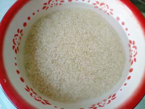 糯米淘洗干净，浸泡三小时。