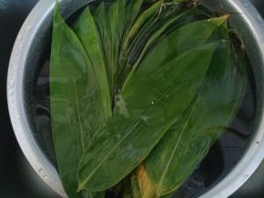 粽叶一片片用软木刷或洗碗布擦洗干净，然后浸泡几小时。