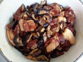 香菇泡软后就可以准备馅料了。最好是那种肥瘦相间的三层五花肉，切成三四毫米厚的片。香菇稍微挤下水 ，切成条或块，和五花肉片一起加入10克左右的盐，2汤匙生抽，半汤匙老抽，拌匀，腌制半小时。具体调味根据各人口味调整哈。