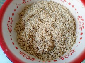 把糯米滤干水，加入3小勺（15克左右）的盐，2汤匙生抽，拌匀。