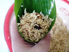 然后按照一层米一层肉一层米的顺序装满，别忘了塞几片香菇。五花肉尽量放中间，这样煮出来的油才容易被糯米吸收，粽子才好吃。