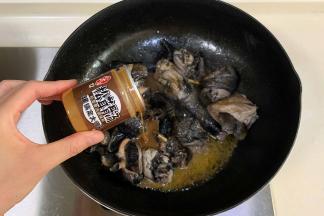 锅中倒入食用油，加姜片爆香，倒入乌鸡，加2勺料酒翻炒，继续倒入小石窖松茸骨汤。