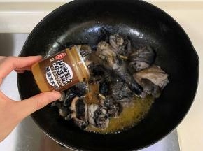 锅中倒入食用油，加姜片爆香，倒入乌鸡，加2勺料酒翻炒，继续倒入小石窖松茸骨汤。