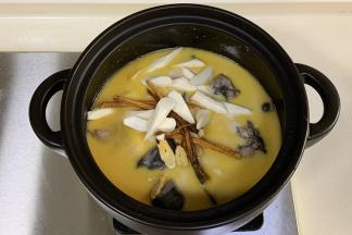 把食材倒入砂锅内，继续放入黄芪、当归和山药，大火煮开，转小火慢炖30分钟。