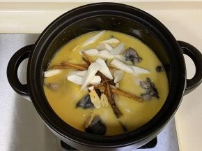 把食材倒入砂锅内，继续放入黄芪、当归和山药，大火煮开，转小火慢炖30分钟。