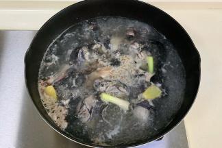 锅中倒入清水，放入切好的乌鸡块，加入花椒、大葱段、姜片和1勺料酒，煮开焯水。