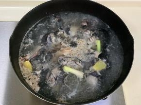 锅中倒入清水，放入切好的乌鸡块，加入花椒、大葱段、姜片和1勺料酒，煮开焯水。