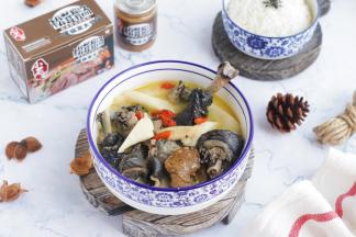 营养丰富且鲜美的松茸山药乌鸡汤。