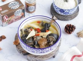 营养丰富且鲜美的松茸山药乌鸡汤。