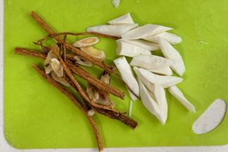 黄芪、当归冲洗干净，山药滚刀切。
