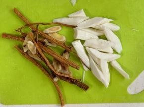 黄芪、当归冲洗干净，山药滚刀切。
