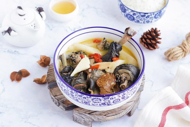 松茸山药乌鸡汤