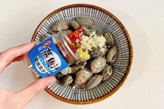 继续倒入一罐小石窖蒸鱼汁。