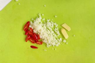 切好蒜蓉、姜片和小米辣。