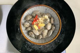 花甲入沸腾的锅中蒸煮10分钟。