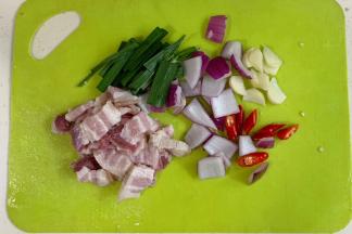 切好五花肉、蒜片、洋葱、小米辣和蒜苗。