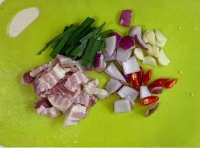 切好五花肉、蒜片、洋葱、小米辣和蒜苗。