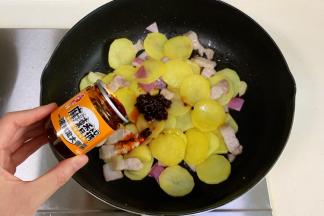 放入土豆片，加入1/2罐麻辣香锅调料，翻炒均匀。