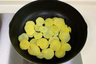 锅中加食用油，放入土豆片煎至微焦，盛出。