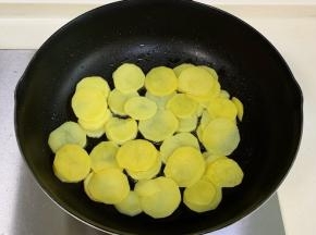 锅中加食用油，放入土豆片煎至微焦，盛出。
