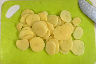 土豆去皮切片，用清水冲洗下。