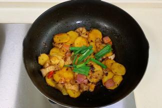 继续加蒜苗炒匀，出锅。