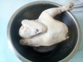 焖好的鸡捞出晾凉。