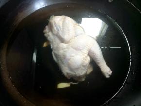 三黄鸡清洗干净，冷水入锅，加几片姜，盖上锅盖，大火煮开，转小火，煮15分钟。