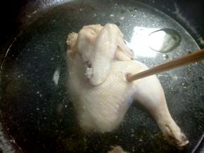 煮15分钟后，用筷子扎一下肉最厚的地方，比如大腿和鸡胸那，能轻松扎穿，且没有血水流出，就关火，盖上再焖10-15分钟。