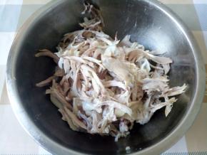 鸡肉撕成条，粗细随自己喜欢。