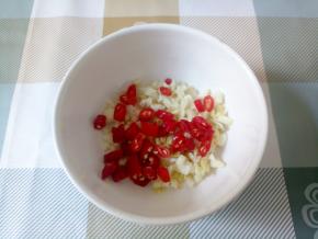 鸡肉在晾凉的时候，我们可以来调酱汁。取一个小碗，先切一些姜末蒜末，还有小米椒。