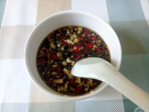 再加3-4汤匙煮鸡的汤，特别是要挑带鸡油的汤，这样香，拌匀。具体要多少汤看鸡肉有多少，酱汁够不够拌。最好尝下咸淡，看够不够味，不够味再适当调整。