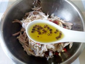 再浇上一汤匙花椒油。