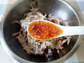 再淋上2汤匙辣椒油。